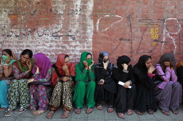 Các nữ sinh tụ tập biểu tình bên ngoài văn phòng Sở Y tế tại Srinagar
